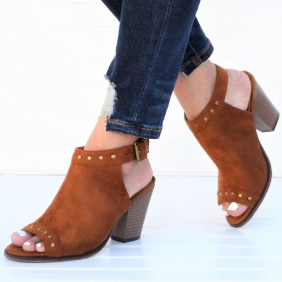 LAST PAIR 7.5 - Picture 2 of 3